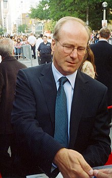 How tall is William Hurt?
